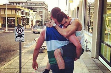Como deixar de ser carente | O guia do homem gay autoconfiante